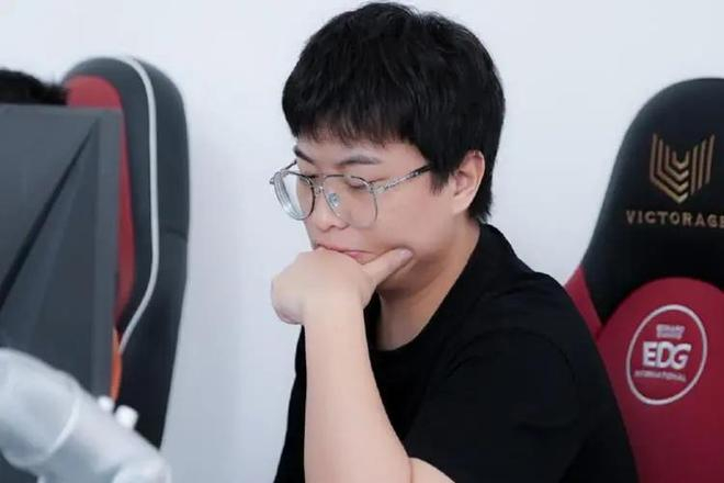 AG教练张角直播与Gemini差距大，曾临危受命再执教